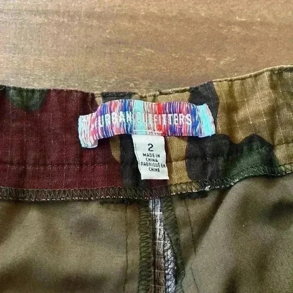 Urban outfitters cargo camo moutainer pant size 2 - Picture 6 of 6